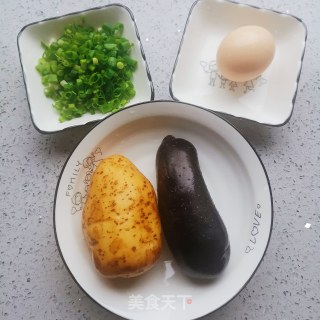 双色土豆丝饼的做法步骤：1