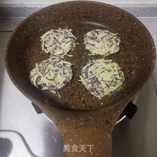 双色土豆丝饼的做法步骤：5