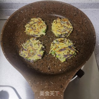 双色土豆丝饼的做法步骤：6