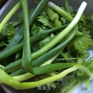 酸汤香芹鲜肉馄饨的做法步骤：1
