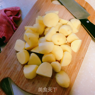 咖喱牛肉排炖土豆的做法步骤：2