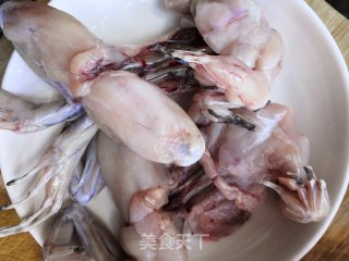 芹菜炒牛蛙的做法步骤：1