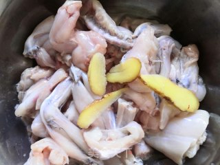 芹菜炒牛蛙的做法步骤：3