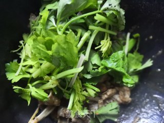 芹菜炒牛蛙的做法步骤：10