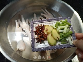 夏天必做美食——红油无骨凤爪的做法步骤：3