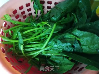 上汤皮蛋菠菜的做法步骤：2