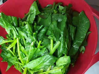 上汤皮蛋菠菜的做法步骤：3