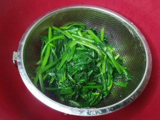 上汤皮蛋菠菜的做法步骤：7