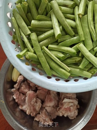 豆角炖排骨的做法步骤：1