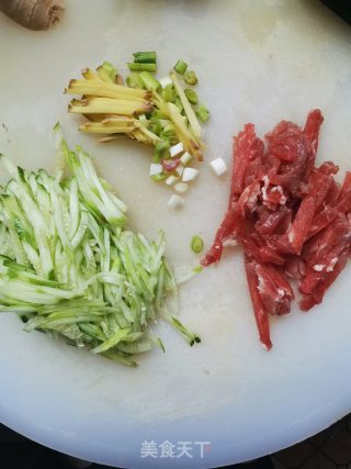 黄瓜肉丝面的做法步骤：1