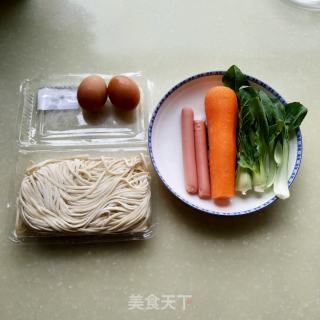 鸡蛋蔬菜炒面的做法步骤：1