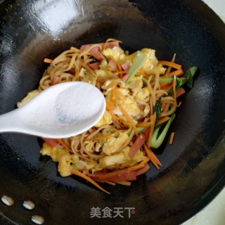 鸡蛋蔬菜炒面的做法步骤：10