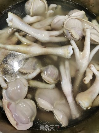 简单家常老人小孩都能吃的卤菜卤鸡爪卤鸭爪卤鸭胗的做法步骤：1