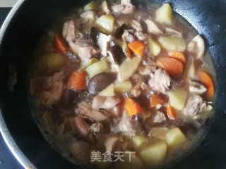 胡萝卜香菇土豆炖鸡腿的做法步骤：15