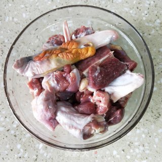 红烧鸭肉的做法步骤：1