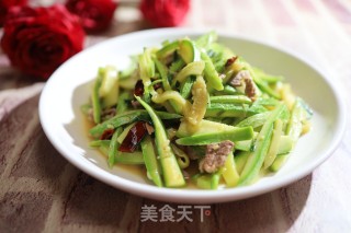 肉丝炒小南瓜的做法步骤：1