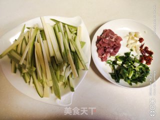 肉丝炒小南瓜的做法步骤：2