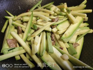 肉丝炒小南瓜的做法步骤：5