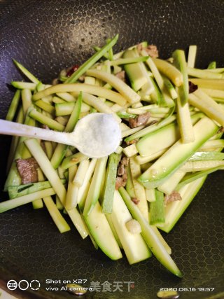 肉丝炒小南瓜的做法步骤：6