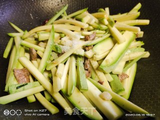 肉丝炒小南瓜的做法步骤：7