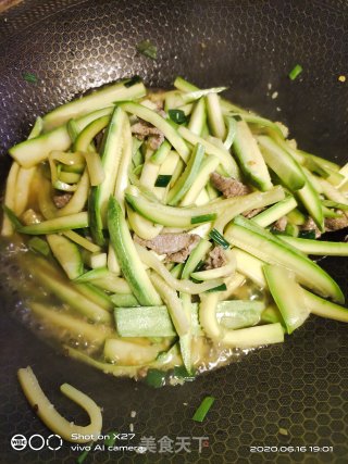 肉丝炒小南瓜的做法步骤：8