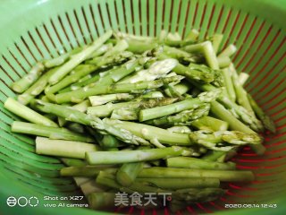 凉拌芦笋的做法步骤：1