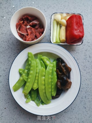 荷兰豆炒牛肉的做法步骤：1