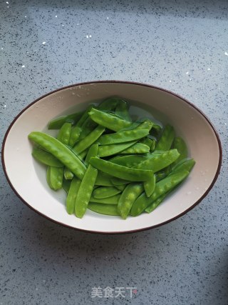 荷兰豆炒牛肉的做法步骤：2