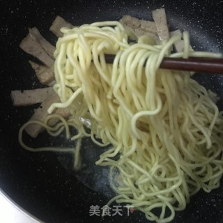 肉饼芽菜炒面的做法步骤：5