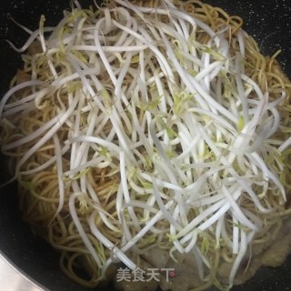 肉饼芽菜炒面的做法步骤：7