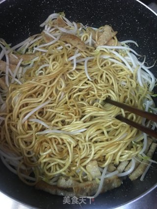肉饼芽菜炒面的做法步骤：8