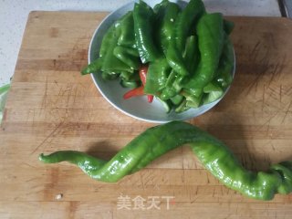 虎皮青椒的做法步骤：1