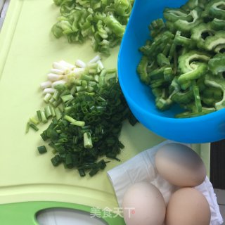 鸡蛋青椒炒苦瓜的做法步骤：1