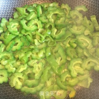 鸡蛋青椒炒苦瓜的做法步骤：4