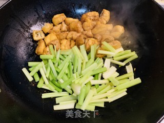 火麻仁芹菜烧豆泡的做法步骤：3