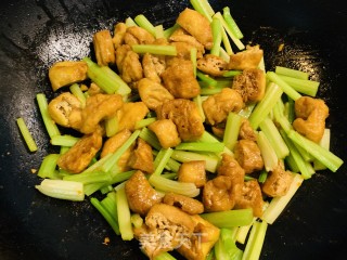 火麻仁芹菜烧豆泡的做法步骤：4