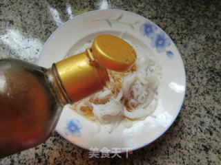 红椒韭菜芽炒银鱼的做法步骤：2