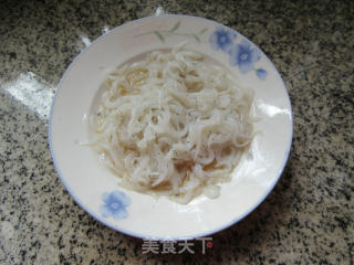 红椒韭菜芽炒银鱼的做法步骤：3