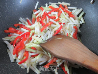 红椒韭菜芽炒银鱼的做法步骤：4