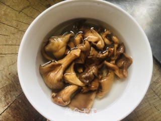 野山菌土鸡汤的做法步骤：1
