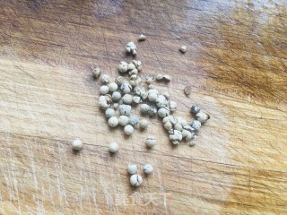 野山菌土鸡汤的做法步骤：3