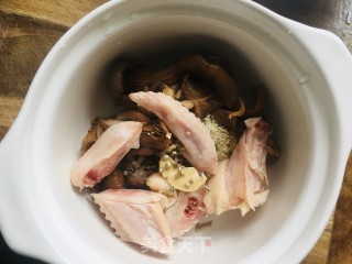 野山菌土鸡汤的做法步骤：4