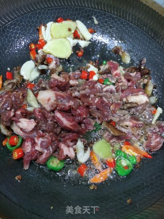 家常小炒麻辣紫苏牛肉的做法步骤：4