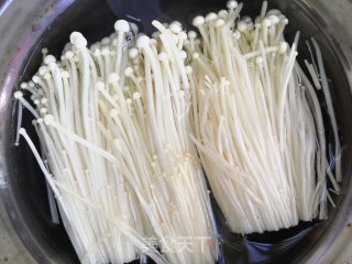 蒜蓉蒸金针菇的做法步骤：1