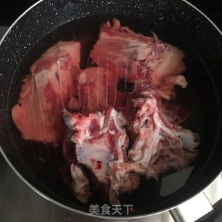菱角玉米胡萝卜煲牛骨的做法步骤：1