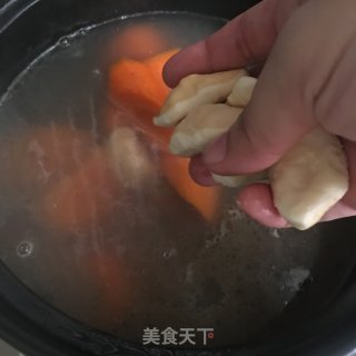 菱角玉米胡萝卜煲牛骨的做法步骤：6