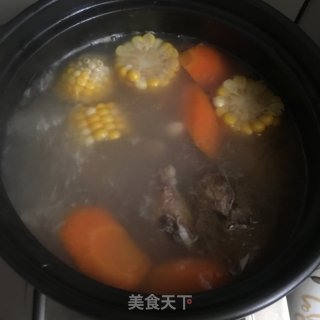 菱角玉米胡萝卜煲牛骨的做法步骤：7