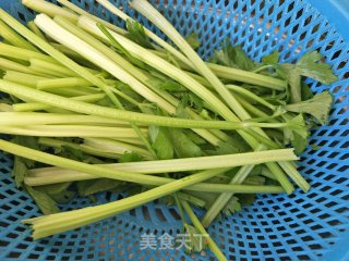 香菇芹菜鸡蛋馅包子的做法步骤：5