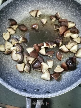 五香肉粽的做法步骤：3