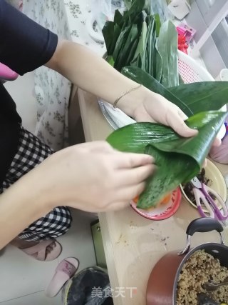 五香肉粽的做法步骤：6